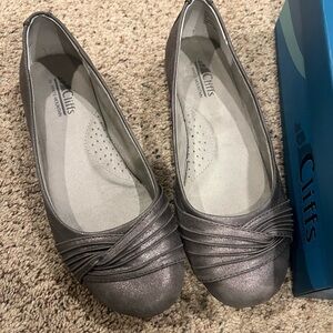 Cliffs by White Mountain Metallic Gray Flats